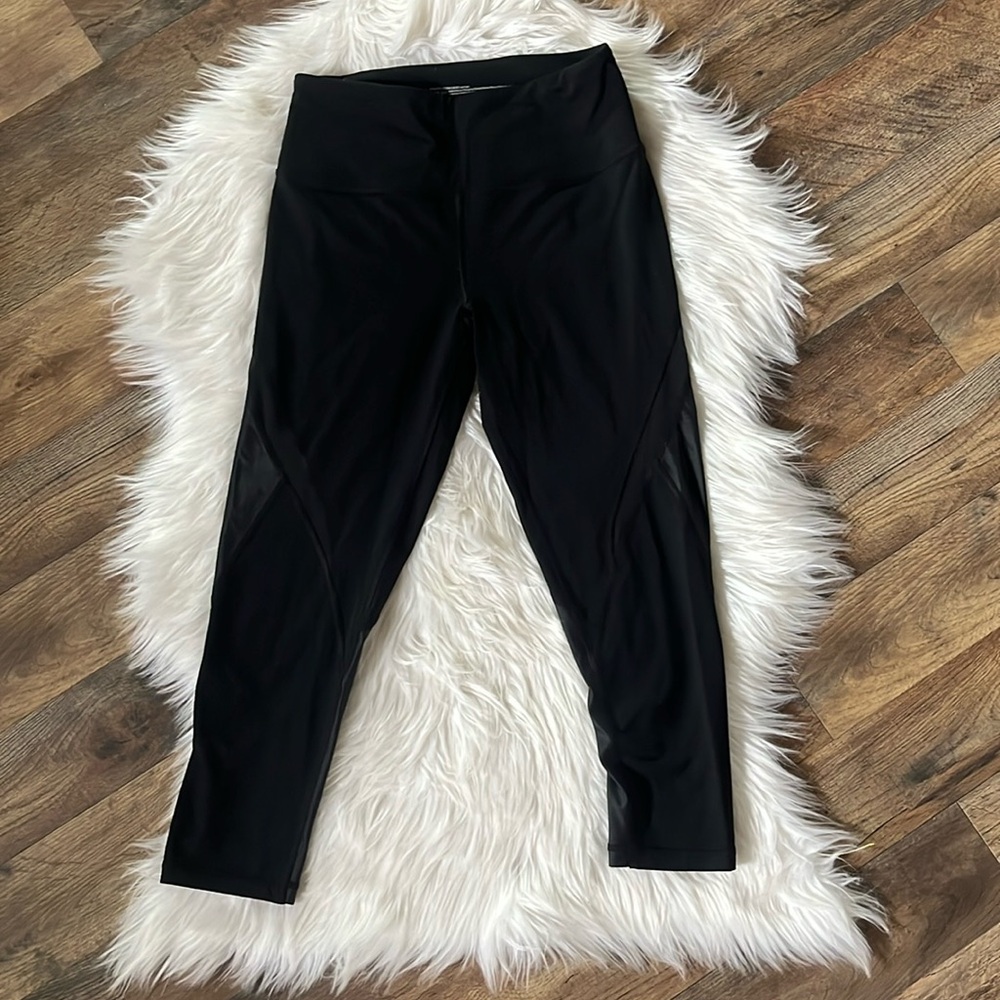 Victoria’s Secret Sport solid Black mesh cut out Capri leggings small